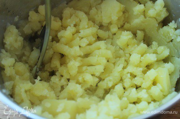 Картофель почистить и отварить в воде с добавлением соли. Охладить и делать пюре, добавить сметану и перемешать до однородности.
