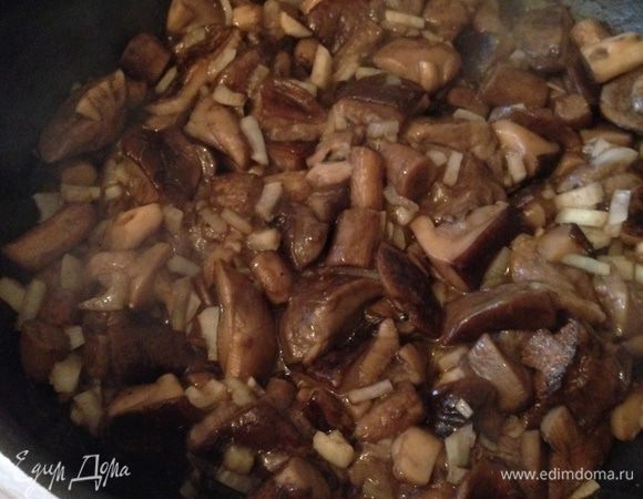 Грибы помыть, почистить , нарезать и обжарить на растительном масле, пока не выпарится лишняя влага. Добавить рубленный лук и жарить до готовности. 