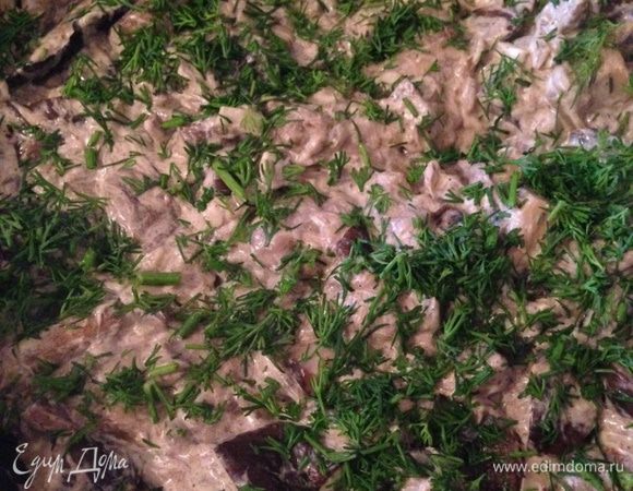 В последнюю очередь добавить сметану, чеснок и укроп. Дать остыть.