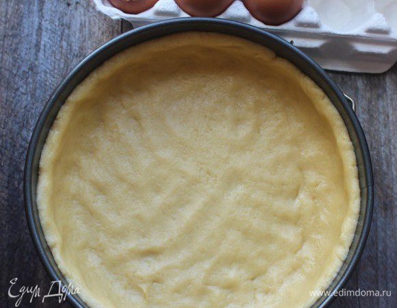 Для теста соединить муку и сливочное масло. Перетереть в крошку. Добавить сметану, желток и соль, замесить тесто. При необходимости добавить 2-3 ложки ледяной воды. Тесто раскатать, перенести в форму и отправить в холодильник на 30 минут.