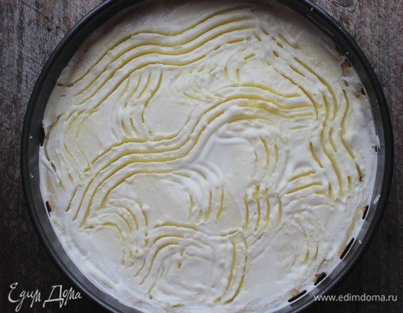 И слой картофельного пюре. Намазать сметаной и сделать на поверхности разводы вилкой. 