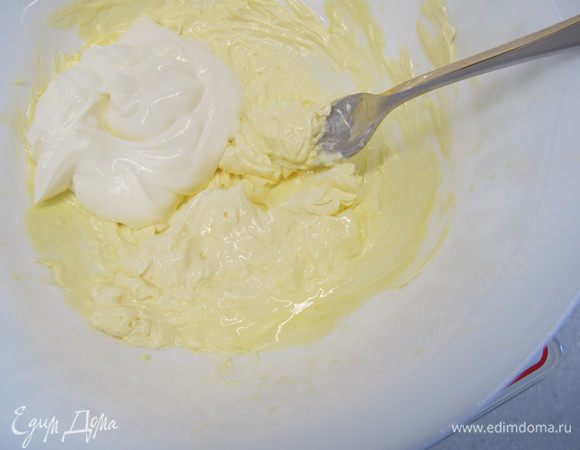 Размягченный маргарин размять вилкой, добавить к нему сметану и перемешать.
