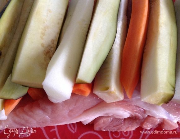 Разрезать мясо в виде рулета и уложить на мясо нарезанные овощи( баклажан нарезать и замочить на 20 минут в соленой воде, промыть и подсушить бумажной салфеткой). Посыпать приправами и солью.