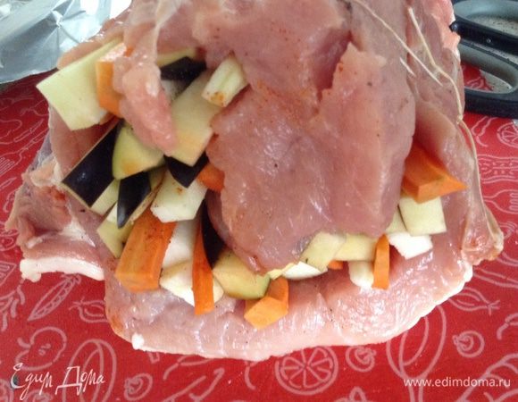 Плотно скрутить, связать пищевой нитью и упаковать в фольгу.