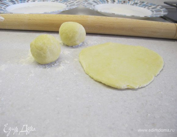 Тесто разделить на 24 кусочка, скатать из кусочков шарики, припылить их немного мукой и раскатать из них лепешки толщиной 3-4 мм.