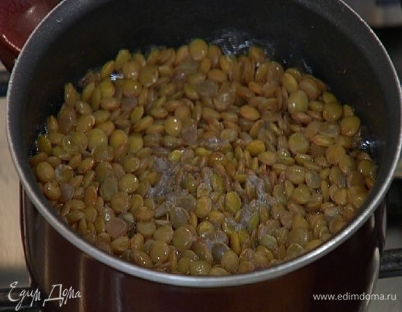 Чечевицу отварить согласно инструкции на упаковке без добавления соли.