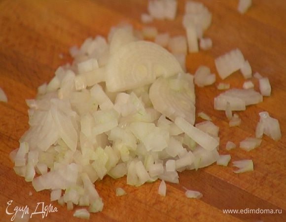 Лук и чеснок почистить и мелко порубить.