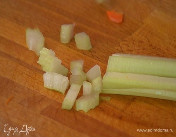 Сельдерей мелко порубить и добавить в кастрюлю.