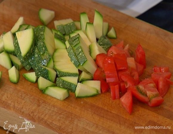 Цукини и помидор нарезать небольшими кубиками, добавить в суп и варить до готовности картофеля.