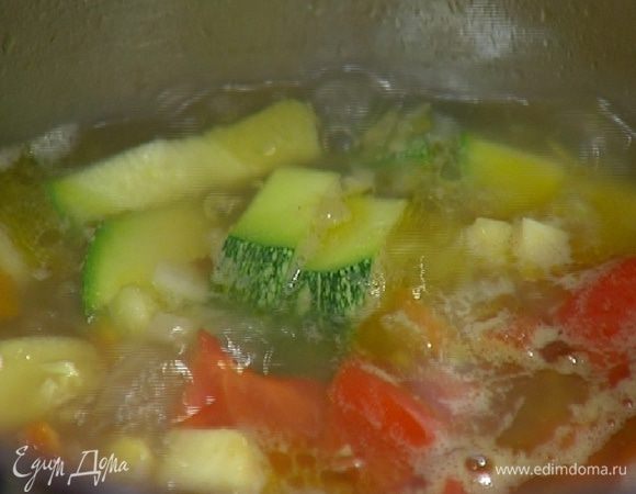 Добавить отваренную чечевицу, пеперончино, посолить и все перемешать.