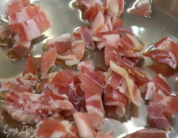 Сало мелко порезать.