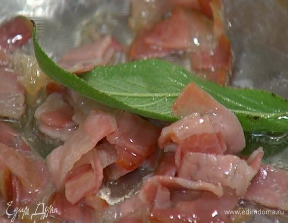 В небольшой сковороде разогреть оставшееся оливковое масло и обжарить сало, затем добавить пару листиков шалфея и обжарить еще немного.