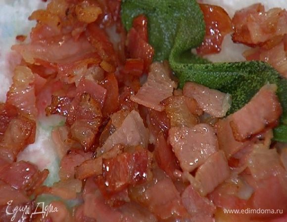 Выложить сало с шалфеем на бумажное полотенце, чтобы удалить излишки жира.