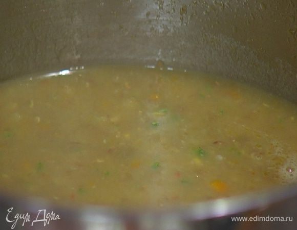 Готовый суп взбить погружным блендером так, чтобы остались небольшие кусочки.