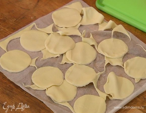 Из теста вырезать небольшие кружки.