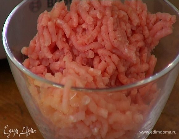 Все мясо вместе с луком измельчить в мясорубке.
