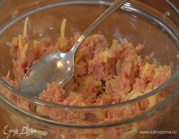 К фаршу добавить натертый сыр, горчицу, посолить, поперчить и вымешать.