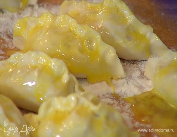 Яйцо взбить вилкой и смазать пирожки со всех сторон.