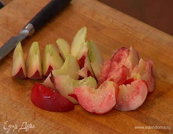 Персик и нектарин, удалив косточки, нарезать дольками.