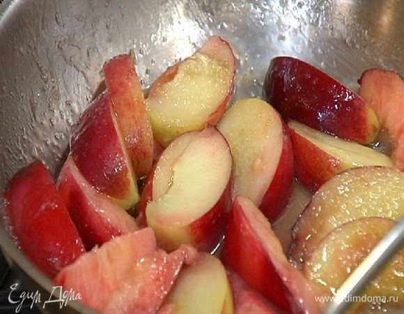 Поместить персик и нектарин в сковороду, добавить 1 ст. ложку сахара и 1 ч. ложку сливочного масла и закарамелизировать фрукты.