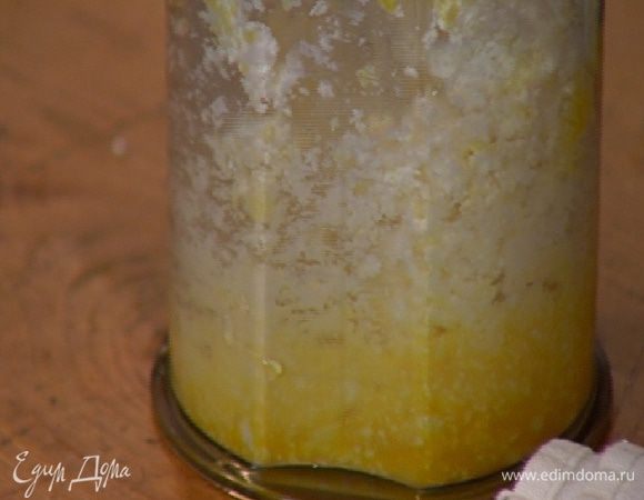 Творог соединить с желтками и йогуртом и взбить все блендером.