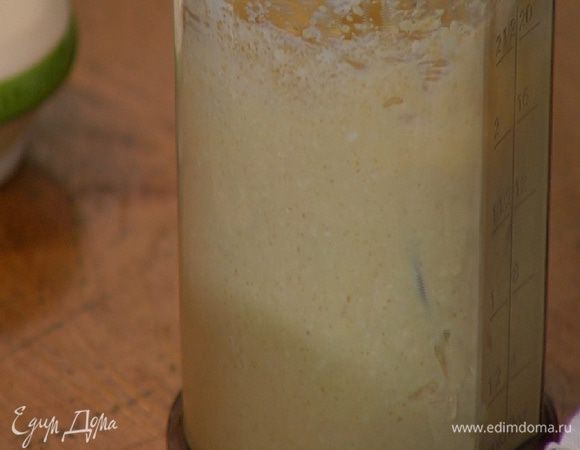 Всыпать в творожную массу оставшийся сахар и взбить еще немного.