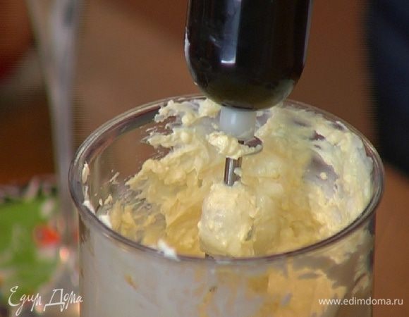 Добавить сливочный сыр, уменьшить скорость блендера и взбить все вместе.