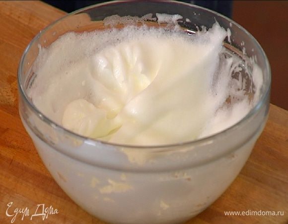 Белки взбить в крепкую пену.