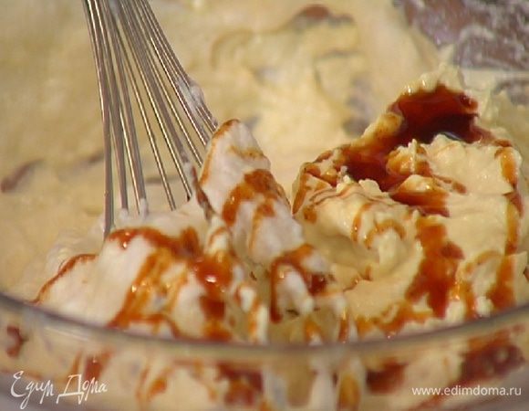 Творожную массу порциями вмешать во взбитые белки, затем добавить ванильный экстракт и еще немного все перемешать.