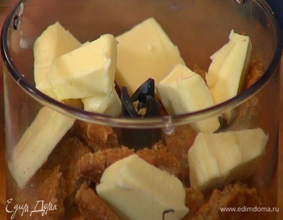 Приготовить корж: 120 г сливочного масла нарезать небольшими кубиками и вместе с печеньем измельчить в блендере.