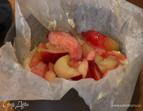 Половину творожной смеси выложить на корж, равномерно распределить, в центр поместить карамелизированные персики и нектарины, а сверху разложить оставшийся творожный крем.