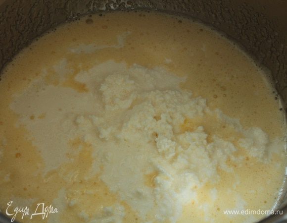 Яйца (3 не очень крупных яйца общим весом 150 гр,взвешивала вместе со скорлупой) слегка взбить с сахаром и ванильным сахаром с помощью венчика,добавить творожный сливочный сыр(который продается в маленьких в ведерках),перемешать ложкой.