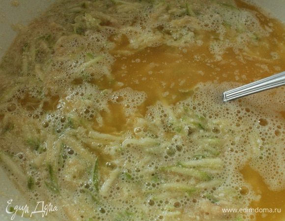 Добавить к натертым яблоку и кабачку,перемешать.Маргарин растопить и слегка остудить,добавить,перемешать.