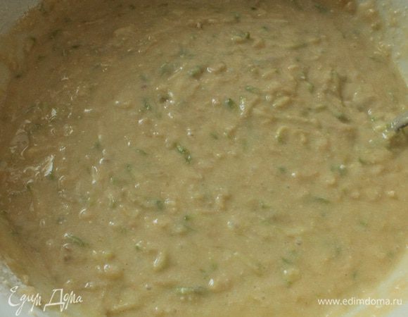 Муку смешать с разрыхлителем,просеять и постепенно добавить к приготовленной смеси.