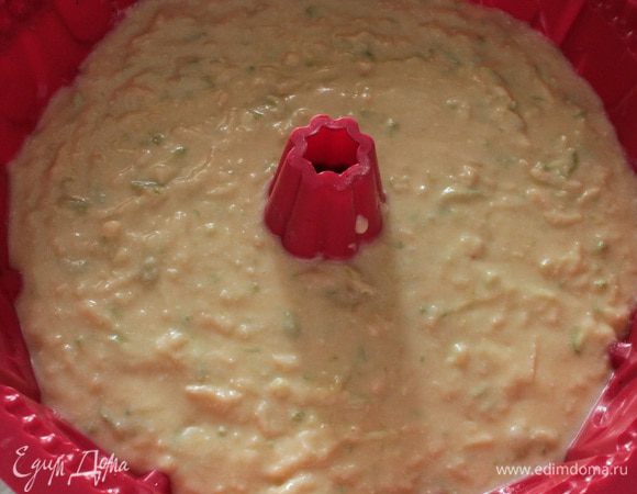 Тесто равномерно распределить в форме для выпечки.У меня силиконовая,я ее слегка смочила водой,а потом уже заполнила тестом.