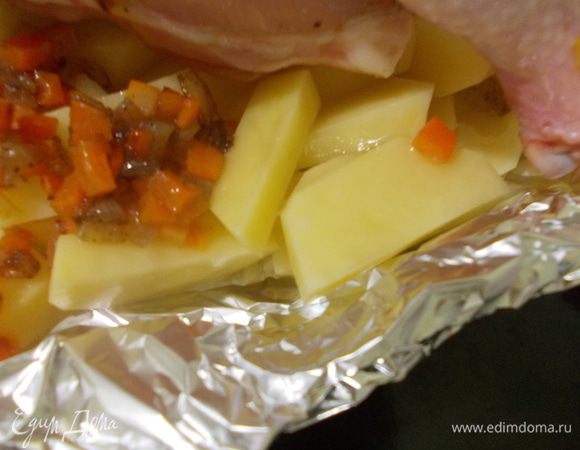 Духовку разогреваем до 200 градусов. Курицу солим и перчим. Чистим картофель от кожуры и нарезаем дольками, что бы он равномерно приготовился. 