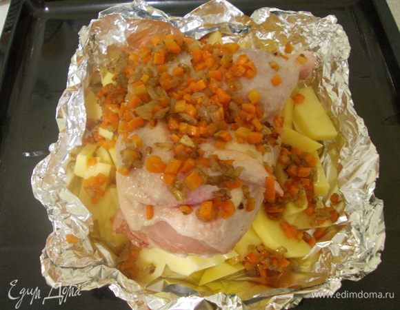 Из фольги я сделала форму и слоями выкладывала ингредиенты. В начале картошку, затем курицу и сверху высыпала лук с морковью.  Сверху я накрыла фольгой и в середине процесса сняла фольгу, чтобы образовалась корочка на курице. Выпекается оно в духовке 1 -1.30, в зависимости от духовки. Приятного аппетита.