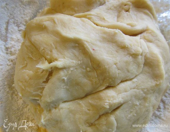 Собираем тесто в шар и убираем в холодильник на 1 час.
