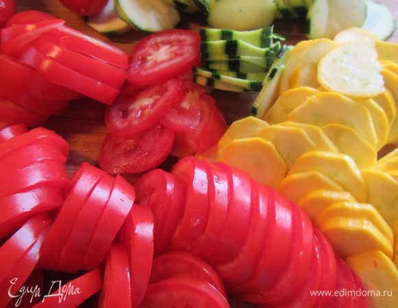 Нарезаем цукини и помидоры тонкими кружочками. 

