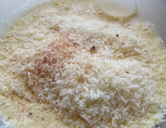 3 яйца смешиваем со сливками и тертым пармезаном. Солим и добавляем мускатный орех. 

