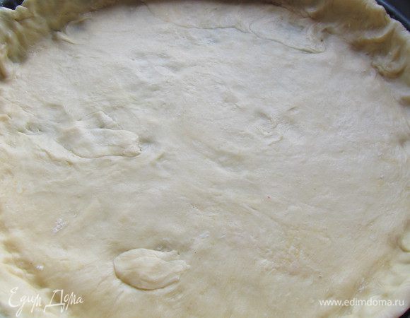 Духовку разогреваем до 200 гр. Достаем наше тесто и раскатываем его для формы диаметром 28-30см (я тесто просто выкладывала руками). Переносим его в смазанную маслом форму, удаляем излишки теста.

