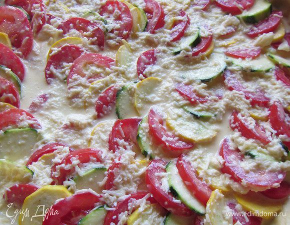 Сверху выливаем яично-сливочную заливку. Запекаем киш 20 минут. Затем снижаем температуру до 175 гр и готовим еще минут 10 (или до золотистого цвета). 