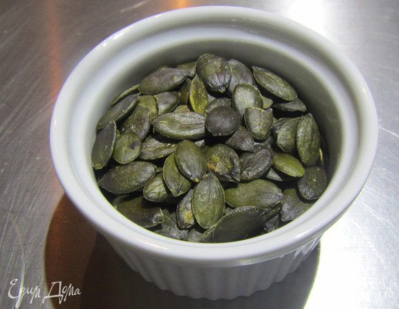 Тыквенные семечки обжариваем на сухой сковороде.
