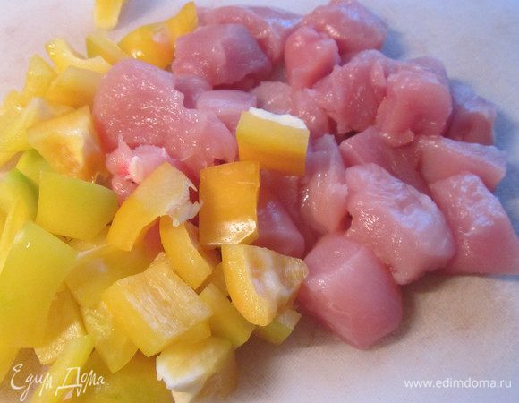 Перец и куриное филе режем средними кусочками. 

