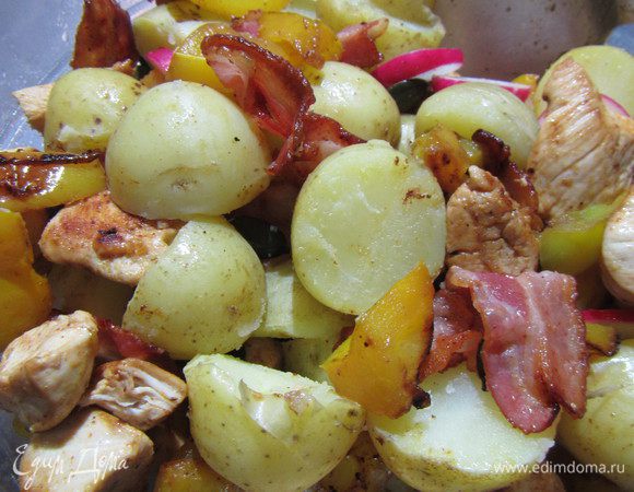 Смешиваем картофель с заправкой. Добавляем бекон, редис и тыквенные семечки. В рецепте рекомендуют салат оставить в таком виде на 1 час и затем подавать. Я же решила его подавать теплым, поэтому сразу добавила обжаренный перец и куриное филе. 
