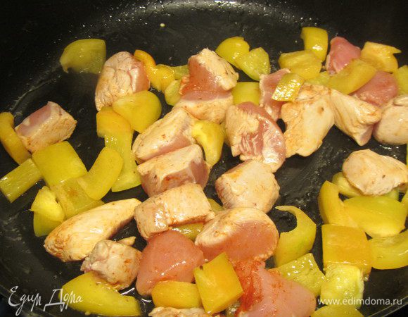 Обжариваем их на небольшом количестве масла или можно их нанизать на шпажки и подать в виде шашлычков (как предлагалось в рецепте). 
