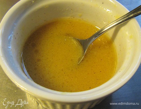 Для заправки смешиваем уксус, мед, горчицу и масло. Солим, перчим.
