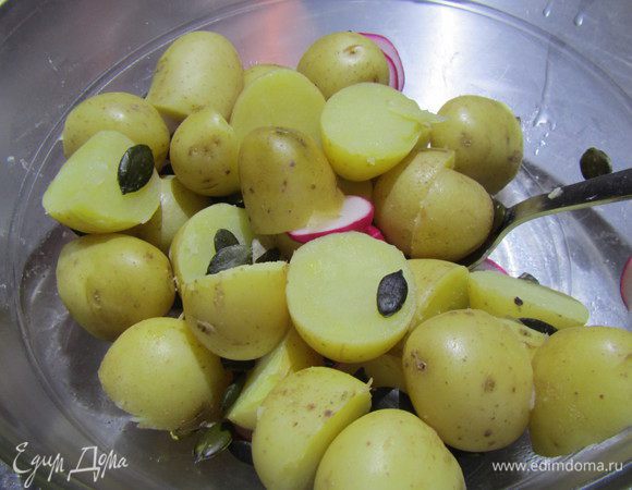 Картофель отвариваем до готовности. Сливаем воду и откидываем его на дуршлаг. Даем ему несколько минут отдохнуть, а затем режем на 2 или 4 части.