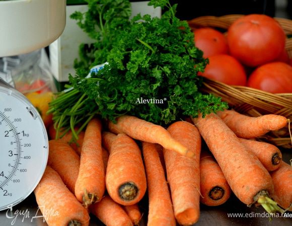 Банки с крышками стерелизуем заранее. Приготовим овощи, помоем и почистим.
