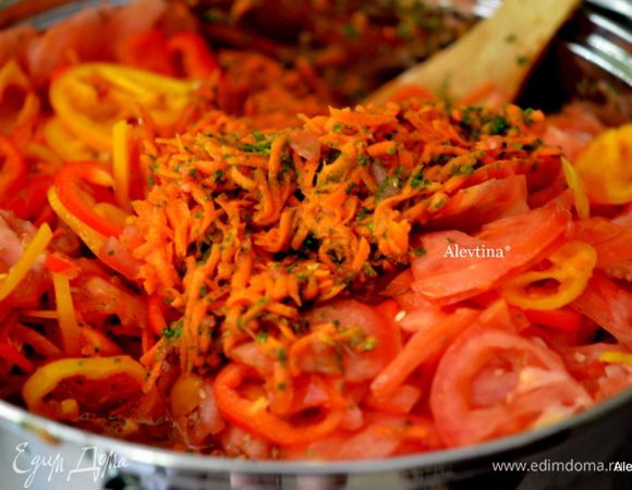 На терке натираем морковь, нарезаем помидоры, сладкий перец,кинзу и петрушку. Я использую кухонного помощника комбайн, который нарезает и шинкует овощи. Выкладываем партиями в емкость и посыпаем каждый раз отмеренной солью . Дать постоять 30-60 мин. Помешиваем.
